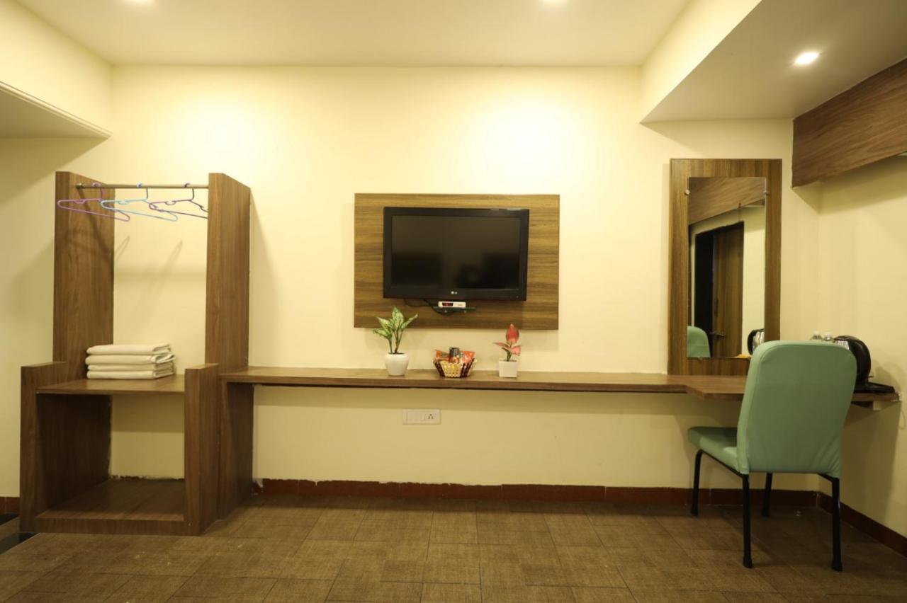 Saish Hotel Shirdi Exterior photo