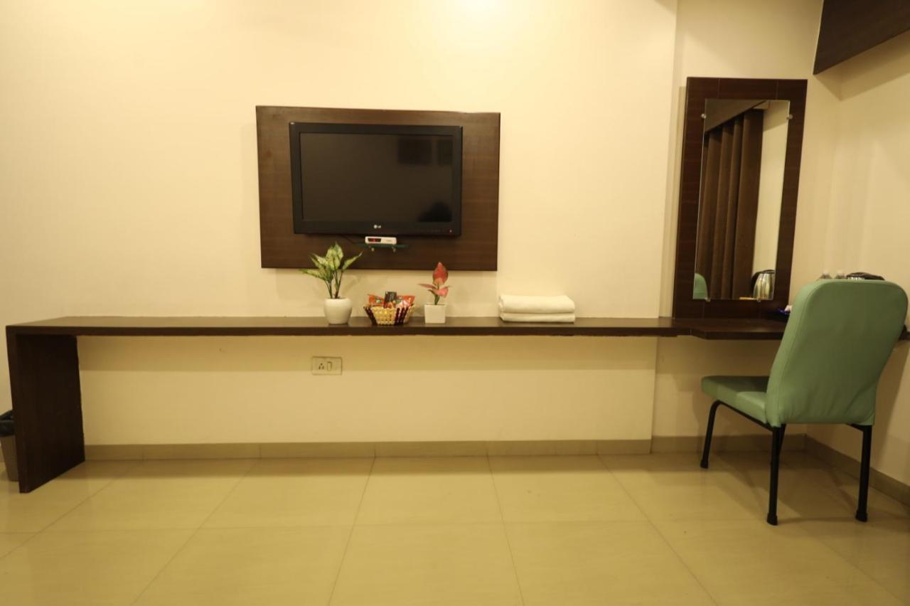 Saish Hotel Shirdi Exterior photo
