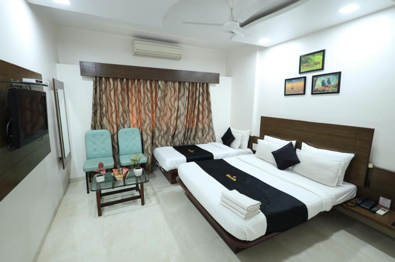 Saish Hotel Shirdi Exterior photo